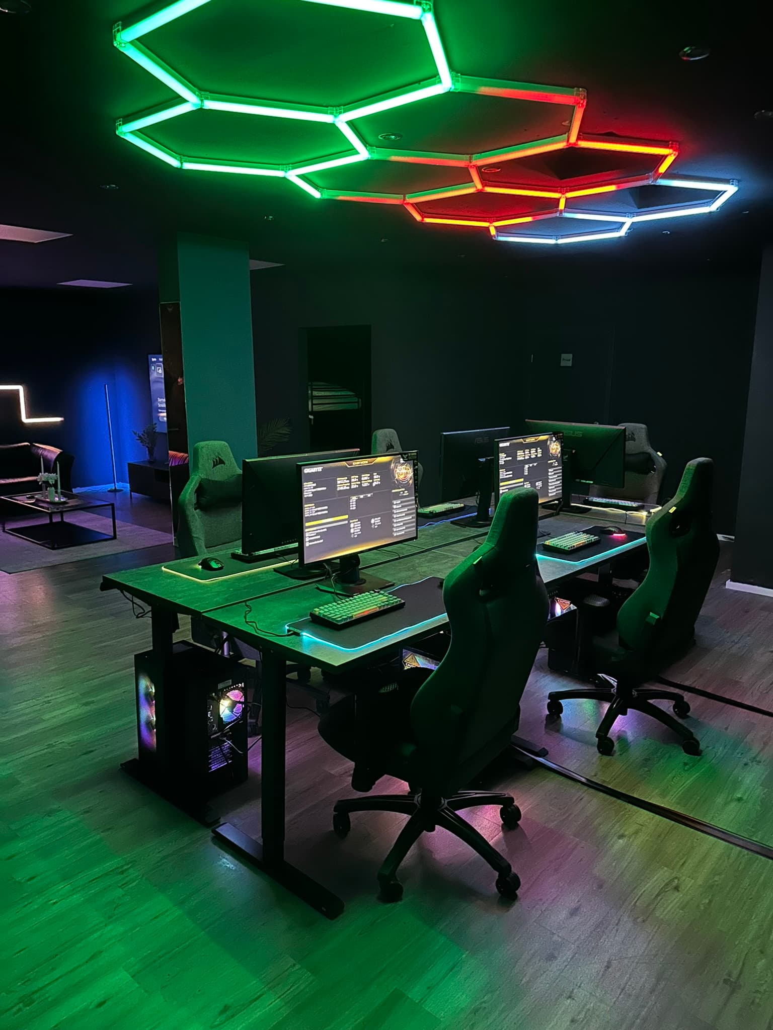 Gaming Loft Panorama mit RGB Beleuchtung