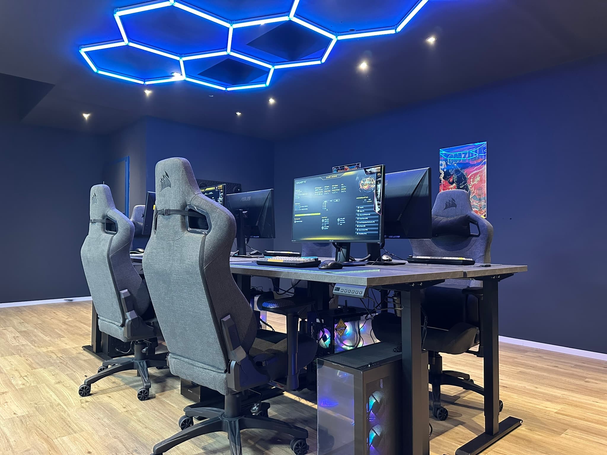 Gaming PC Arbeitsplätze mit Corsair Gaming Stühlen im Gaming Loft Düsseldorf