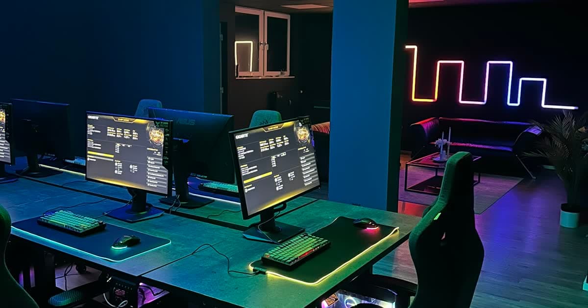 Gaming Loft Düsseldorf - RGB Neon Panorama mit Gaming-Bereich und PS5 Lounge
