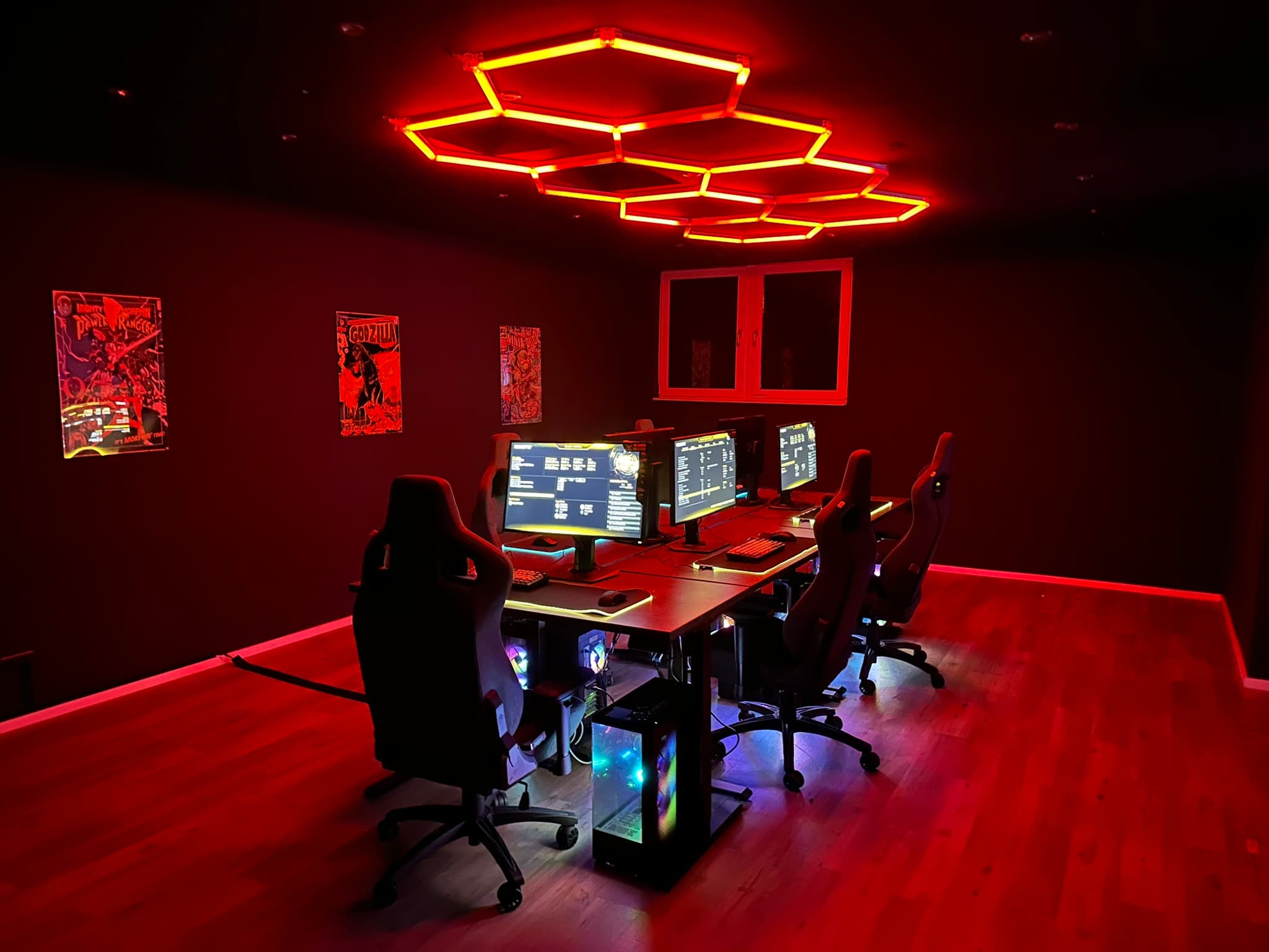 Gaming Raum mit roter Neon Atmosphäre und 5 PC Arbeitsplätzen
