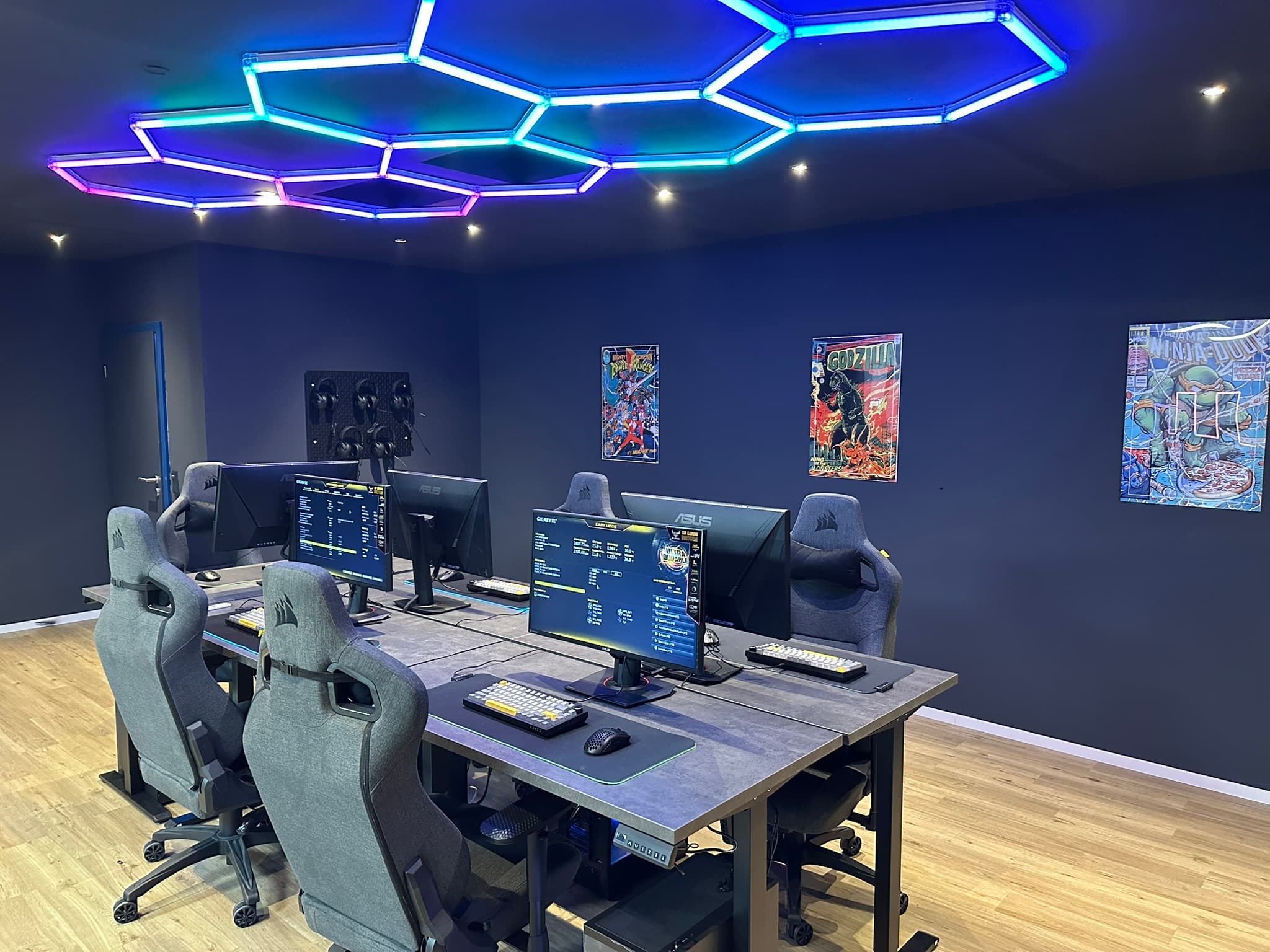 Gaming Stations mit 5 Plätzen und Hexagon Deckenbeleuchtung
