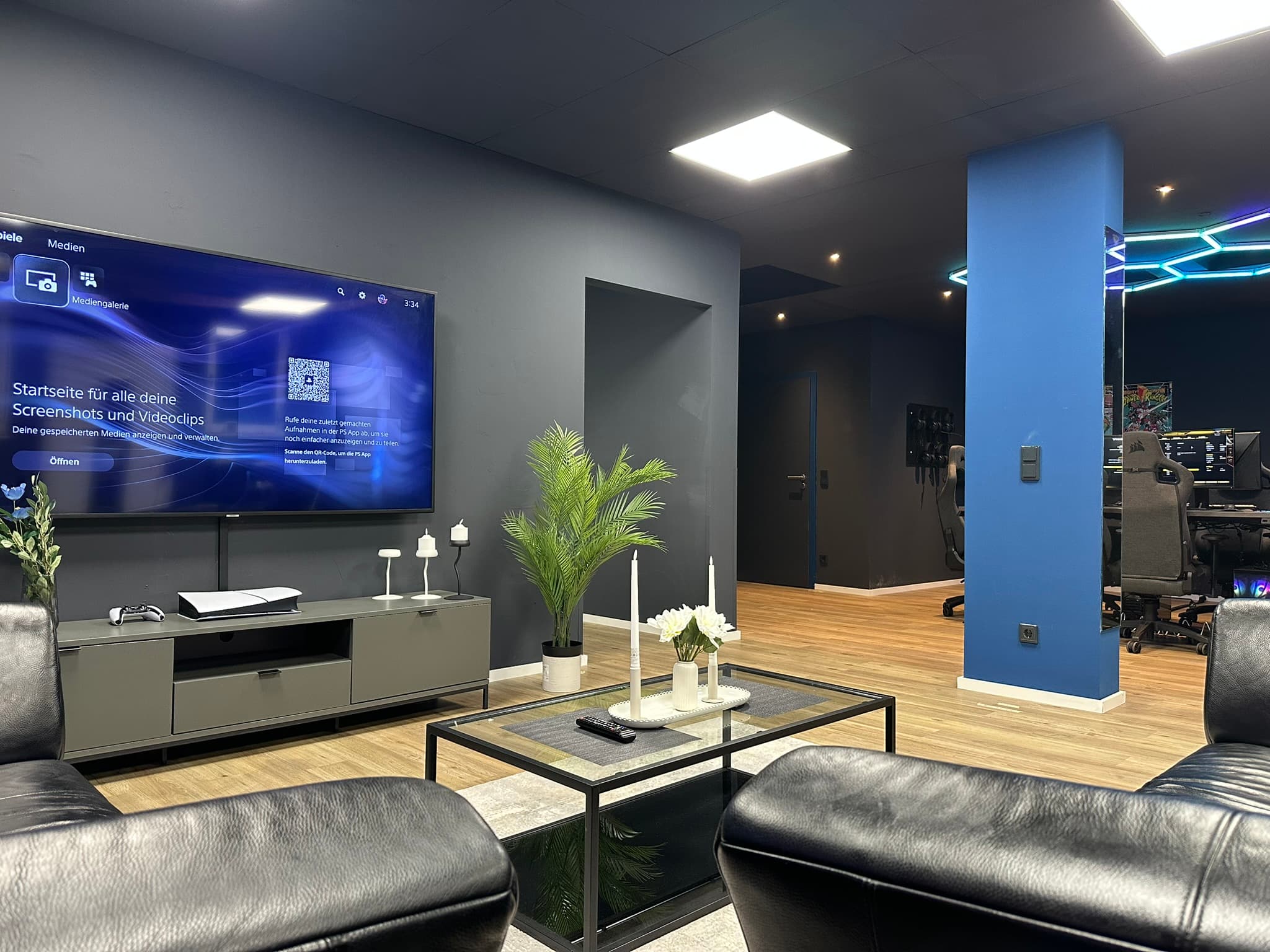 Lounge Bereich mit PS5 und 75 Zoll TV bei Tageslicht im Gaming Loft
